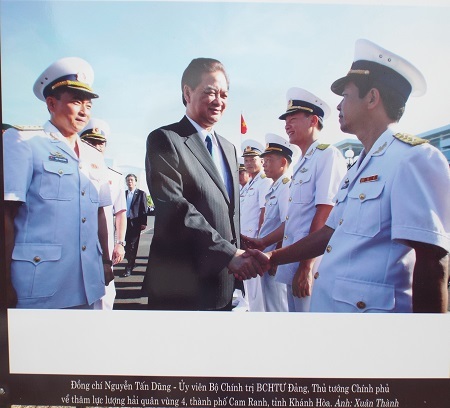 Thủ tướng Nguyễn Tấn Dũng thăm quân cảng Cam Ranh.