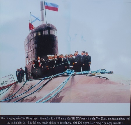 Thủ tướng Nguyễn Tấn Dũng thăm tàu ngầm Kilo Hà Nội tại Nga, năm 2013. 
