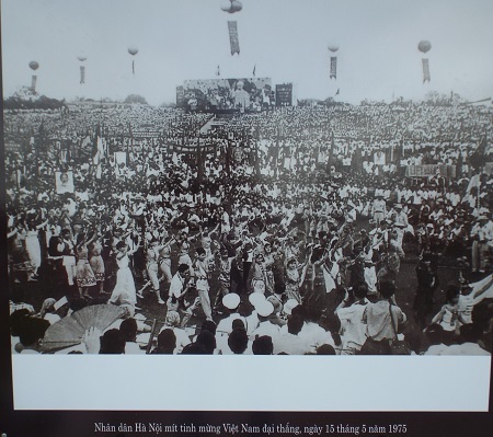 Nhân dân Hà Nội mit tinh mừng Đại thắng mùa Xuân năm 1975.