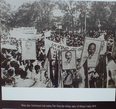 Nhân dân Sài Gòn mit tinh mừng Đại thắng mùa Xuân lịch sử năm 1975.