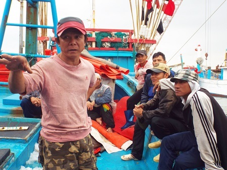 Ông Thơ trò chuyện với bạn thuyền trước lúc tàu rời bến đánh bắt ở Trường Sa.