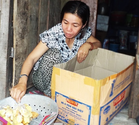 Chị Lệ sửa soạn đi bán đồ cúng ông Công ông Táo ngày 23 tháng Chạp.