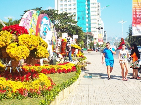 Nha Trang được trang hoàng rực rỡ chào đón Xuân Ất Mùi 2015 - Ảnh: Viết Hả