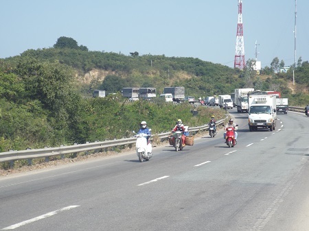 Các phương tiện giao thông lưu thông qua đèo Rọ Tượng (Khánh Hòa), ngày 12/2.