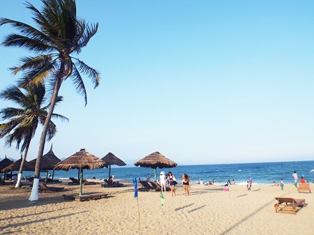 Ngày 16/2 (nhằm ngày 28 tháng Chạp), thành phố biển Nha Trang nắng ấm áp.