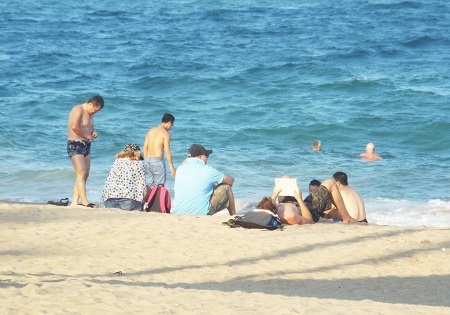 Dưới giai điệu vi vu của nắng và gió, du khách say mê với cuốn truyện trên tay.