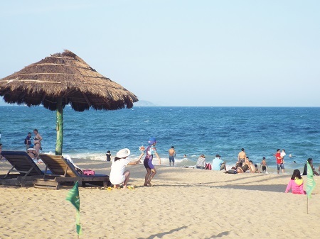 Dưới giai điệu vi vu của nắng và gió, du khách say mê với cuốn truyện trên tay.