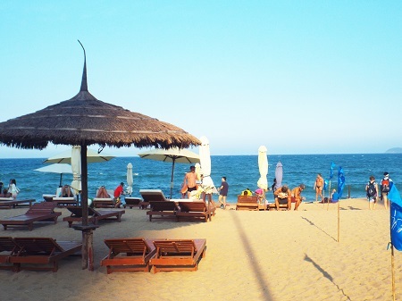 Du khách thỏa thê sưởi nắng xuân Nha Trang.