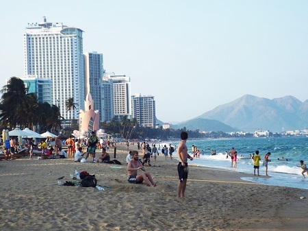 Điều kiện thời  tiết không thể tuyệt vời hơn, hàng ngàn du khách đã đổ xuống tắm biển.