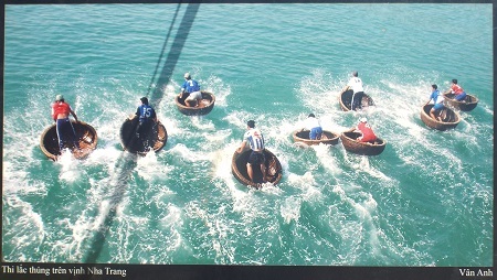 Du khách tham quan triển lãm.