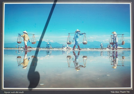 Du khách tham quan triển lãm.