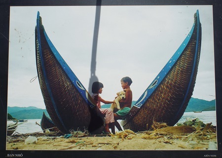 Du khách tham quan triển lãm.