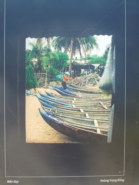 Du khách tham quan triển lãm.