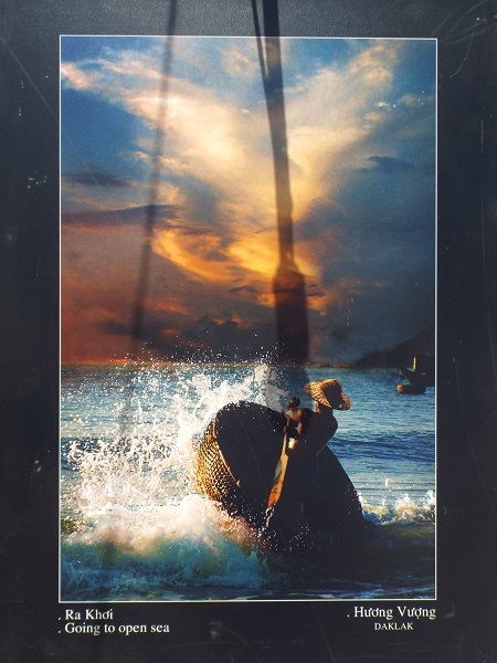 Du khách tham quan triển lãm.