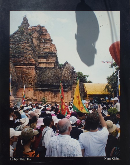 Du khách tham quan triển lãm.