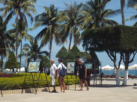 Du khách tham quan triển lãm.