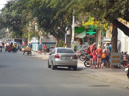 Du khách mua đồ vặt ở trên đường Nguyễn Thiện Thuật, Nha Trang, chiều 30 Tết.