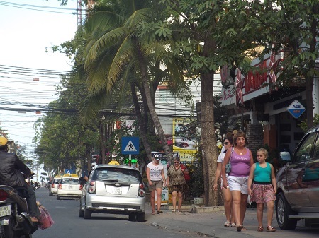 Nhịp sống ở phố Tây Nha Trang chậm rãi so với không khí hối hả chạy Tết của người dân địa phương.