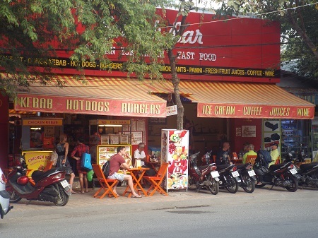 Giải trí ở quán đồ uống.