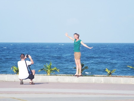 Giây phút hạnh phúc của du khách ngày cuối năm cũ khi đón Tết cổ truyền ở