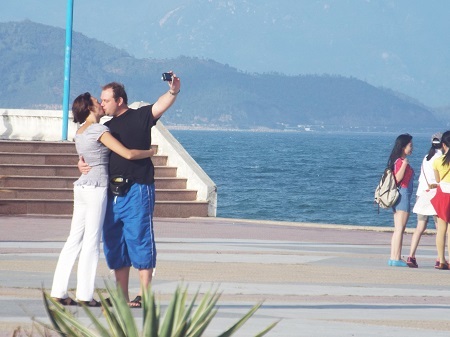 Giây phút hạnh phúc của du khách ngày cuối năm cũ khi đón Tết cổ truyền ở