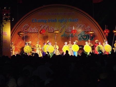 Ca múa nhạc chào năm mới Ất Mùi tại Nha Trang.