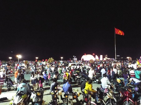 Người Nha Trang trải bạt, ngồi bệt chờ pháo hoa giao thừa.