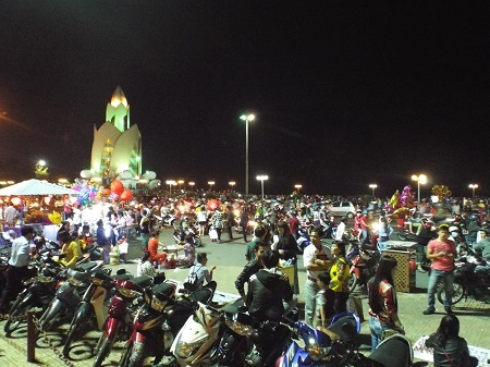 Người Nha Trang trải bạt, ngồi bệt chờ pháo hoa giao thừa.