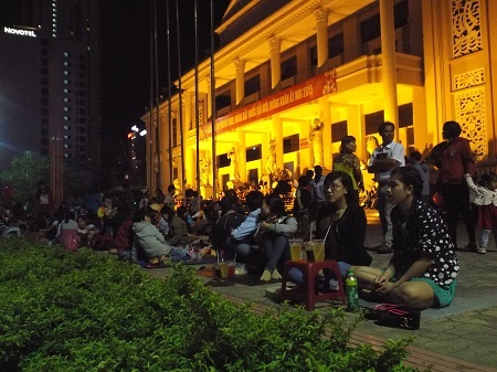 Người Nha Trang trải bạt, ngồi bệt chờ pháo hoa giao thừa.