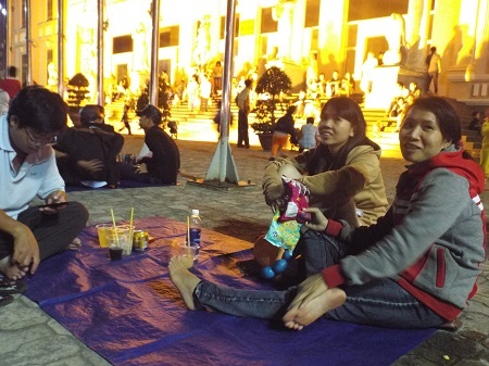 Người Nha Trang trải bạt, ngồi bệt chờ pháo hoa giao thừa.