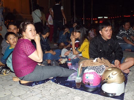 Người Nha Trang trải bạt, ngồi bệt chờ pháo hoa giao thừa.