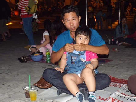 Người Nha Trang trải bạt, ngồi bệt chờ pháo hoa giao thừa.