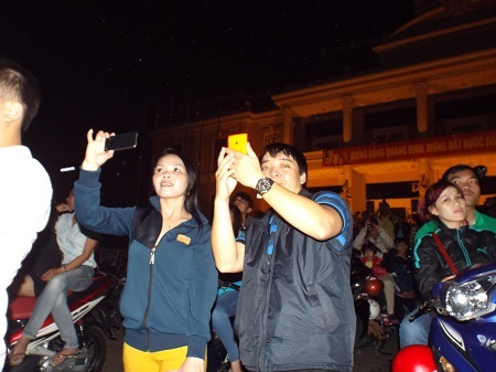 Giây phút đón giao thừa vỡ òa. (Ảnh: Viết Hảo