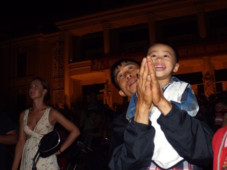 Giây phút đón giao thừa vỡ òa. (Ảnh: Viết Hảo