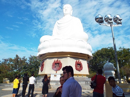 Khá đông du khách nước ngoài đến chùa Long Sơn tham quan, tìm hiểu Tết cổ truyền của người Việt.