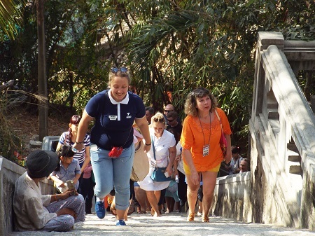 Khá đông du khách nước ngoài đến chùa Long Sơn tham quan, tìm hiểu Tết cổ truyền của người Việt.