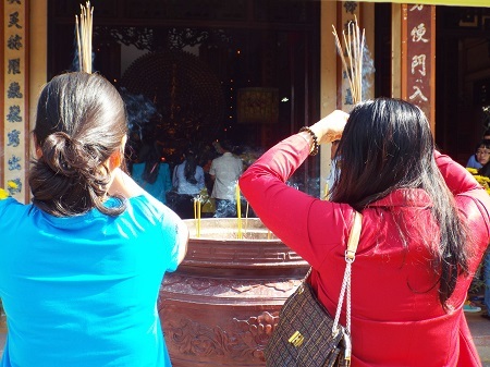 Người dân thắp hương bên ngoài hành lang Chánh điện Chùa Long Sơn.