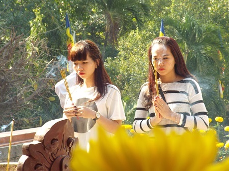 Khá đông du khách nước ngoài đến chùa Long Sơn tham quan, tìm hiểu Tết cổ truyền của người Việt.