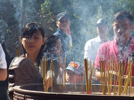 Người dân thắp hương bên ngoài hành lang Chánh điện Chùa Long Sơn.