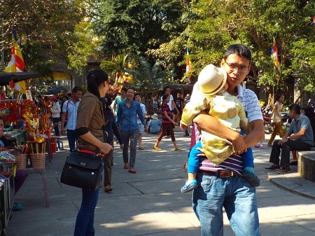 Dòng người tấp nập tới ngôi chùa lớn nhất Nha Trang cầu phúc đầu năm