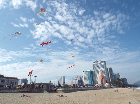 Du khách thư thả tắm nắng, ngắm diều nghệ thuật.