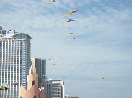 Du khách thư thả tắm nắng, ngắm diều nghệ thuật.