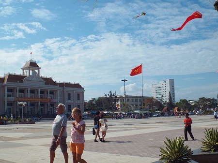 Du khách thư thả tắm nắng, ngắm diều nghệ thuật.