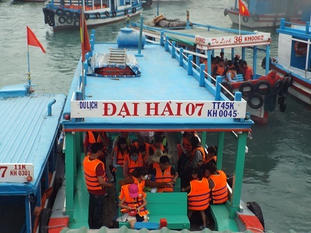 Du khách lên tàu, mặc áo phao tham quan các đảo trên Vịnh Nha Trang, sáng mùng 3 Tết Ất Mùi.