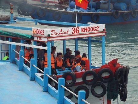 Du khách lên tàu, mặc áo phao tham quan các đảo trên Vịnh Nha Trang, sáng mùng 3 Tết Ất Mùi.