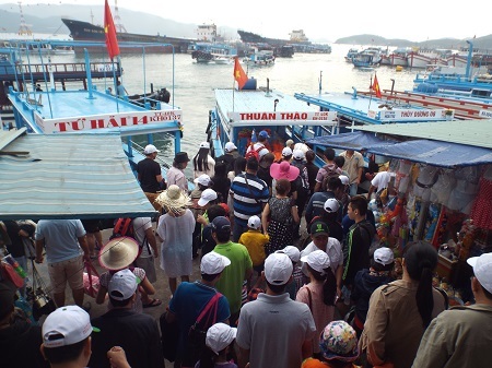 Du khách lên tàu, mặc áo phao tham quan các đảo trên Vịnh Nha Trang, sáng mùng 3 Tết Ất Mùi.