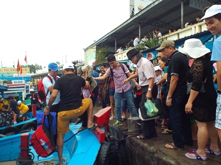 Du khách lên tàu, mặc áo phao tham quan các đảo trên Vịnh Nha Trang, sáng mùng 3 Tết Ất Mùi.
