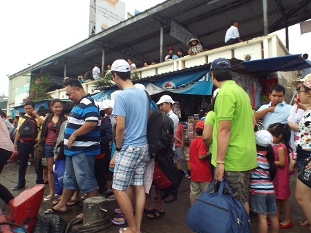 Du khách lên tàu, mặc áo phao tham quan các đảo trên Vịnh Nha Trang, sáng mùng 3 Tết Ất Mùi.