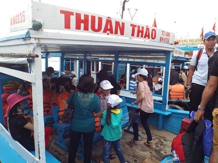 Du khách lên tàu, mặc áo phao tham quan các đảo trên Vịnh Nha Trang, sáng mùng 3 Tết Ất Mùi.