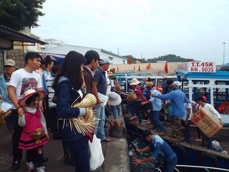 Du khách lên tàu, mặc áo phao tham quan các đảo trên Vịnh Nha Trang, sáng mùng 3 Tết Ất Mùi.